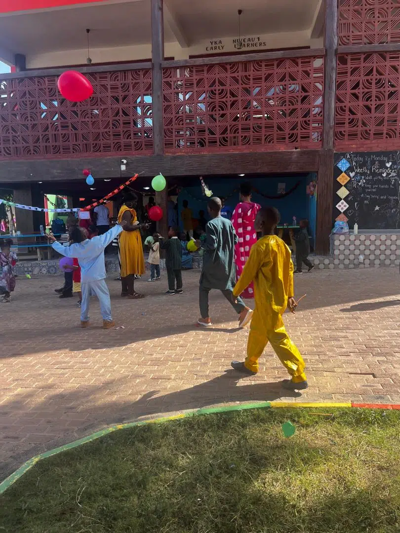 Enfants en tenues indiennes colorées