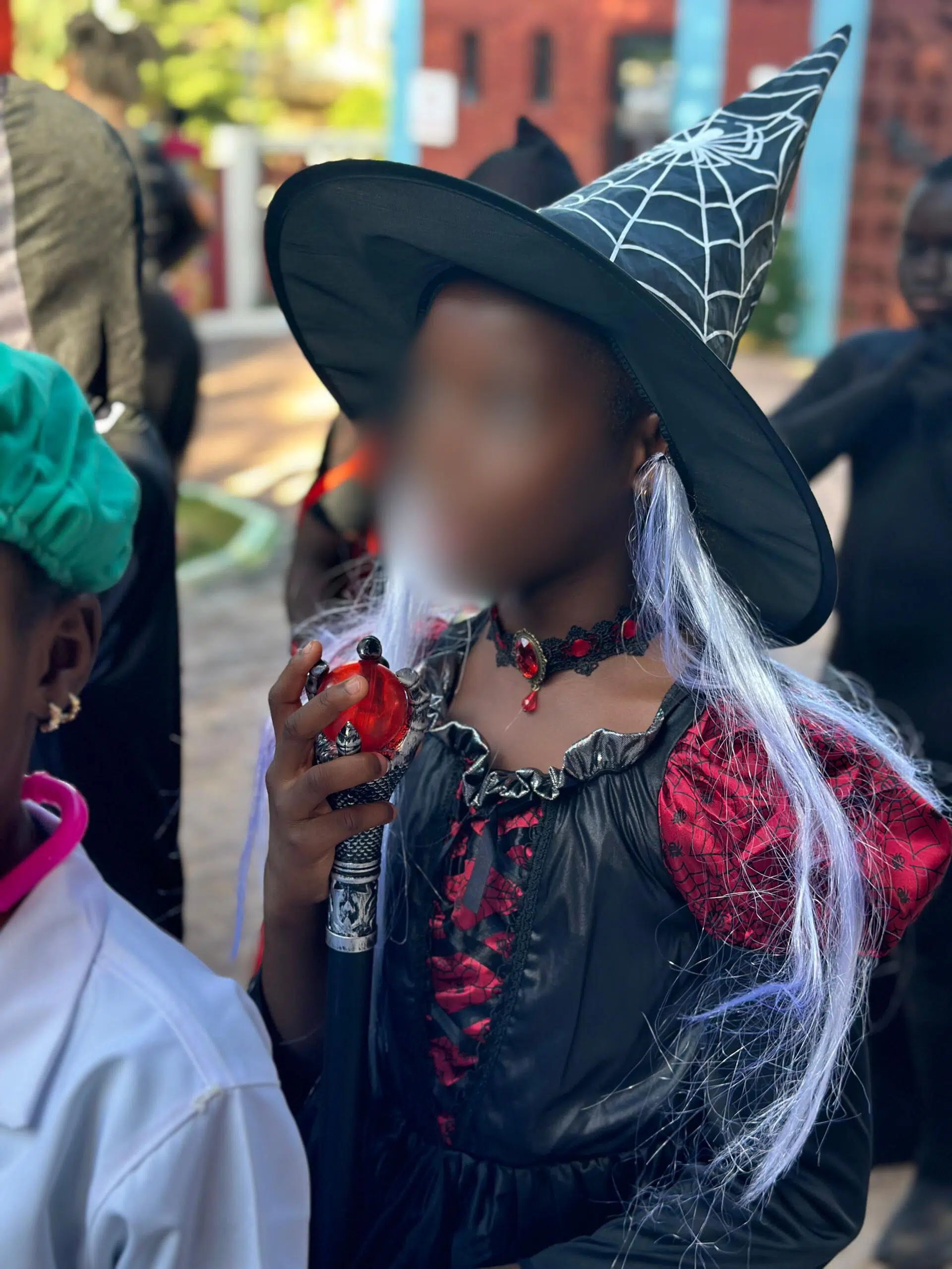 Enfants en costume d'astronaute
