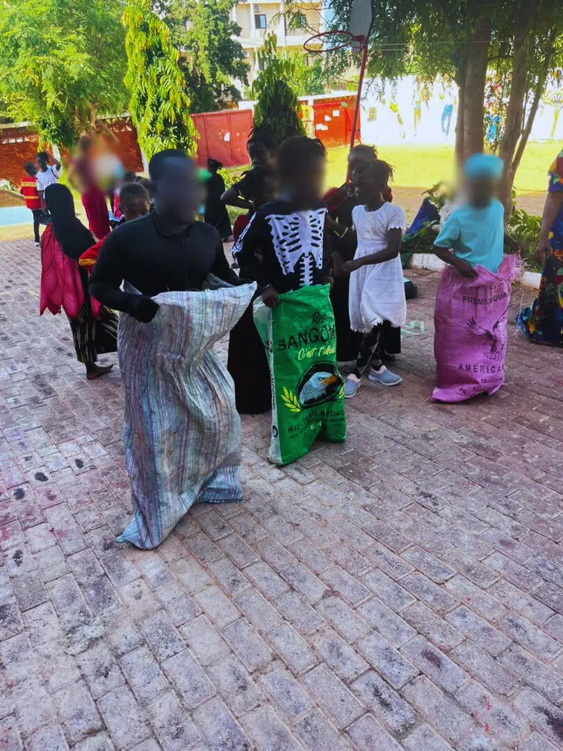 Parents et enseignants avec les enfants